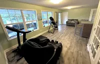 Forget your worries in this spacious and serene space with a beautiful lake view فنادق في ميلتون