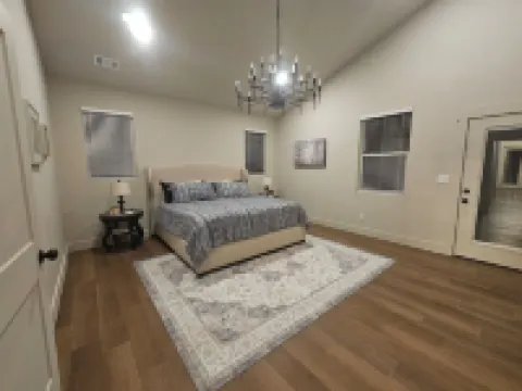 Charming 3-bedroom farmhouse in wonderful Seneca with Sunset views over the farm