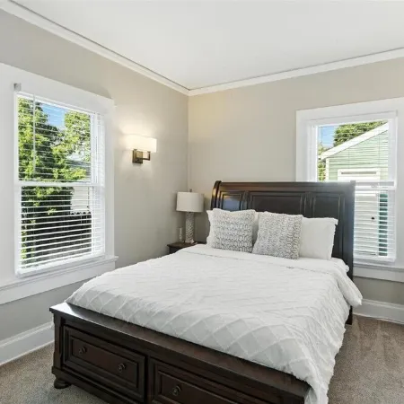 Your Summer HQ! Sleeps 11, Why Stay in 4 Rooms? Get the House! Pet-Friendly!