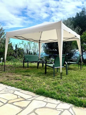 5 minutes from Monaco, large garden level in neo-Provencal villa, sea view Hotels in Beausoleil