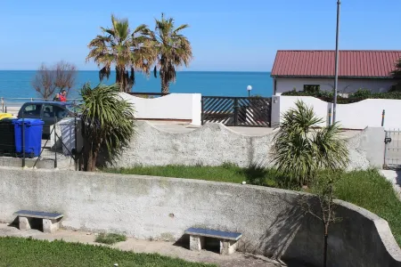 House 20 meters from the sea! Отели рядом с достопримечательностью «Chiesa di Fossacesia Marina»