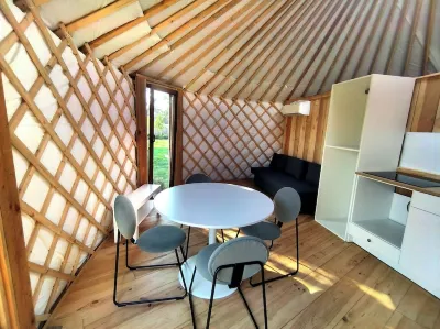 L'olivier is a magnificent yurt just a 10-minute walk from Pairi Daiza. 住宿飯店