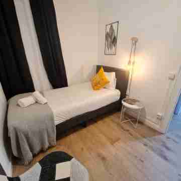 G11- Nice Apartment 4 Bedrooms With Balcony. Avenida Gaudi. Eixample, Barcelona Rooms