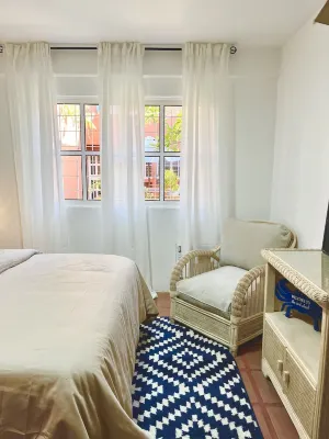 Stay at Casa Carnaval walking distance to Playa Moreno 住宿飯店