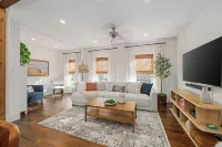 Cozy Luxe Apartment Near Western & St. Joseph’s