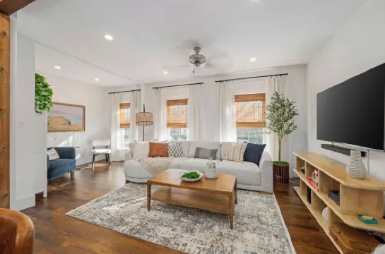 Cozy Luxe Apartment Near Western & St. Joseph’s