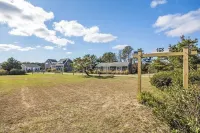 Charming Seaside Cottage  Sleeps 9 with WiFi, AC, 2 Min Walk to a Private Beach
