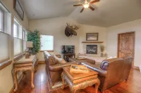 Lovely Home w/Pristine Interior-Back Porch w/ Mountain Views- Quiet neighborhood
