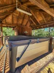 6000 sq ft home with Private Pool and Hot Tub, Sleeps 16 - 13 Acres