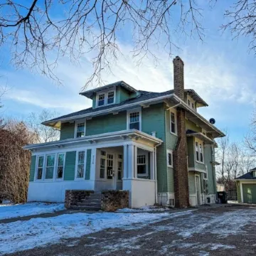 Trendy Craftsman’s Studio! Firepit- laundry