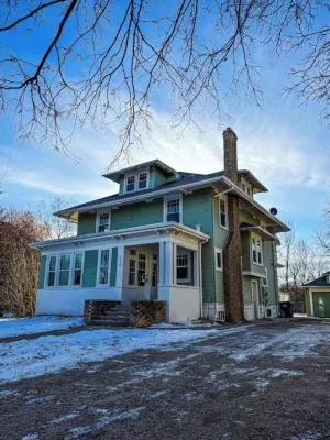 CRAFTSMAN’sUPSTAIRS! 3 bd rm w/impressive attic!