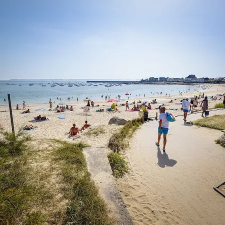 Charming longère in a quiet location 5 minutes from a large sandy beach.
