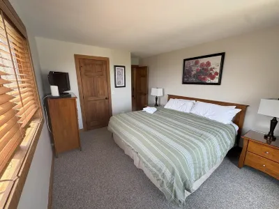 SUNRISE 3BR  - 2 Story Remodeled Condo -  SKI ON & OFF. Pool + Trailside Hotels near Sunrise Village