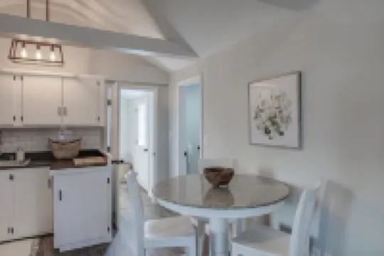 Cottage on the Lake with AC, WiFi, parking - Long term rental, pets OK