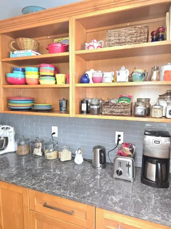 Delightful 2~bedroom, pet~friendly cottage~Walking distance to everything!