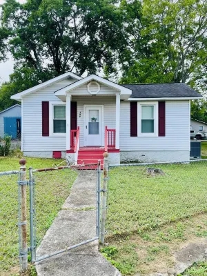 Charming 2-bedroom house in Pleasant Rossville with AC, WiFi, fenced in yard! Hotels in Rossville