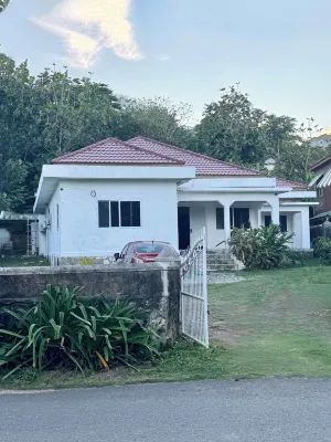 Charming Beach Front 2-bedroom house with WiFi, AC in nice Long Bay, Portland Hotels in Long Bay