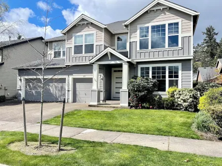 Spacious 5-Bed Retreat w/ Firepit, Pet-Friendly & Updated Interiors!