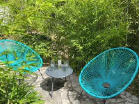 Quiet garden level 5 minutes from the beaches