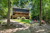 Lakefront Treehouse Retreat Minutes from Clemson University!
