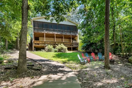 Lakefront Treehouse Retreat Minutes from Clemson University! Отели рядом с достопримечательностью «Дайк»