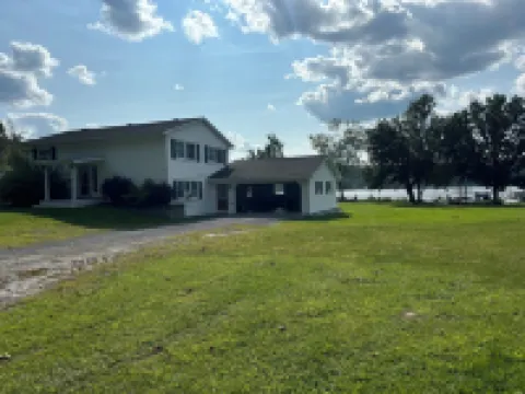 Clean 4-bedroom house with AC and WiFi in Bradford