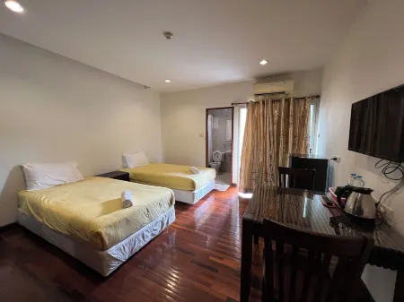 Kanavera House Serviced Apartment Отели рядом с достопримечательностью «Golden Triangle Museum Pattaya»