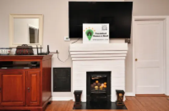 ✨Hen House 🏠 Minutes From Main St. Fenced in Yard!