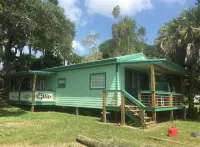 Gorgeous Riverfront Fishing Cottage in Sebastian, FL - Ask about 2025 Specials 세바스찬 인렛 주립공원 해먹 트레일 주변 호텔