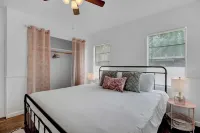 Willkommen to Pink Haus 1 Mile to Main Street! Hotels in Fredericksburg