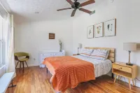 Luxe Retreat with Panoramic Views, Hot Tub & Sauna, mins to Hatley Point