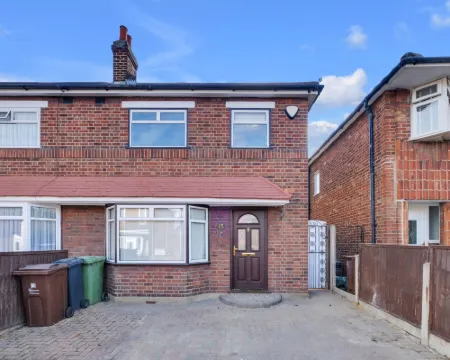 4 Bed - Sleeps 8 - Free Parking - Garden Hotels in Dagenham