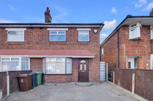 4 Bed - Sleeps 8 - Free Parking - Garden Hotels in Dagenham