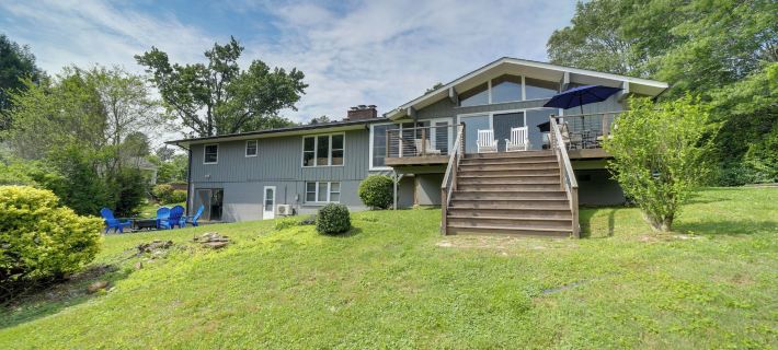 Centrally Located Brevard Home w/ Deck & Fire Pit! Ξενοδοχεία στην πόλη Brevard