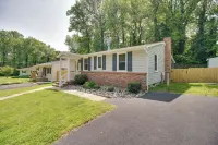 Walk to Beach: Charming Maryland Home w/ Yard! - Wifi