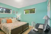 SUPER CLEAN! - Great Cove! on 8mm w/ SUP & Kayak, dock w/ waterslide & tiki bar - 民宿