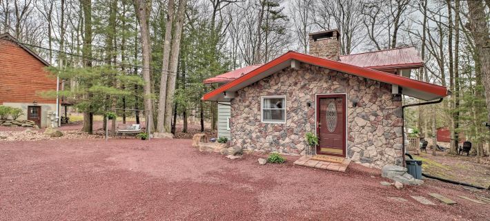 Deck & Fire Pit: Cozy Pocono Mountain Home Hotels in Carbon County