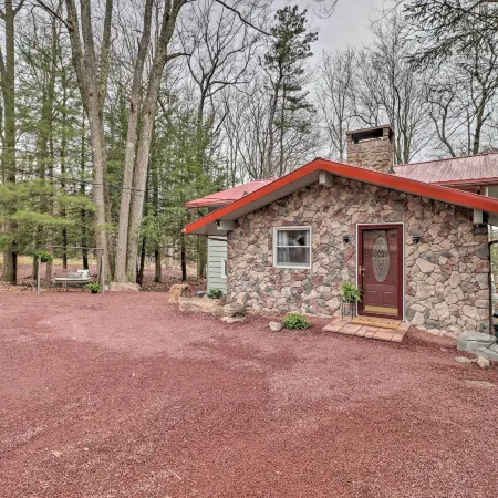 Deck & Fire Pit: Cozy Pocono Mountain Home