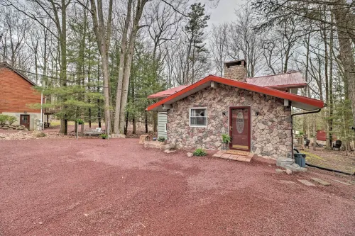 Deck & Fire Pit: Cozy Pocono Mountain Home - Kylpylä
