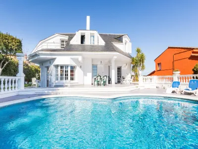 Villa in Blanes with Pool and Sea Views فنادق في 