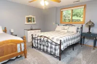 Secluded Retreat with Great Outdoor Spaces, Tree-Top Views, Hot Tub