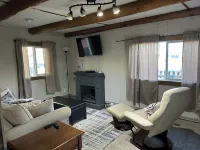 Payton's Place. A cozy cabin with private outdoor space pet friendly.