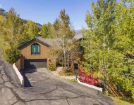 814 Eagle Dr. 4 Bedroom Home by RedAwning