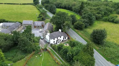 Barn Conversion at the Old Watermill Near Snowdonia & Zip World. Hotel in zona Y Caban