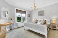 Poets Apartment with Free Parking by My Getaways - 4-Star