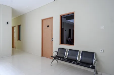 RedDoorz Near Exit Tol Banyumanik 2