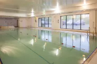 Holiday Inn 陶頓M5，JCT.25 - 游泳池