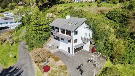 Overlook the Winchester Bay Harbor from the spacious 3rd Level! Отели в г. Уинчестер Бэй