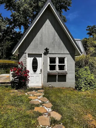 Loveshack, a charming tiny house on a 5 acre farm Отели рядом с достопримечательностью «Монтичелло»