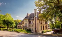 Le Château de la Tour Hotels in Oise
